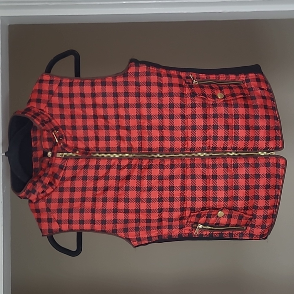 Red Black Plaid Quilted Zip Puffer Vest Small NWOT
